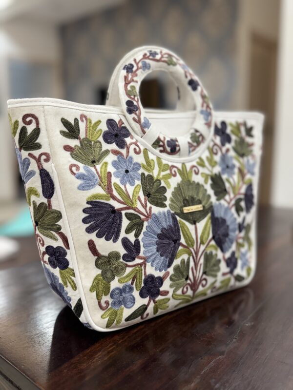 Everyday Elegance Tote - White & Blue - Image 3
